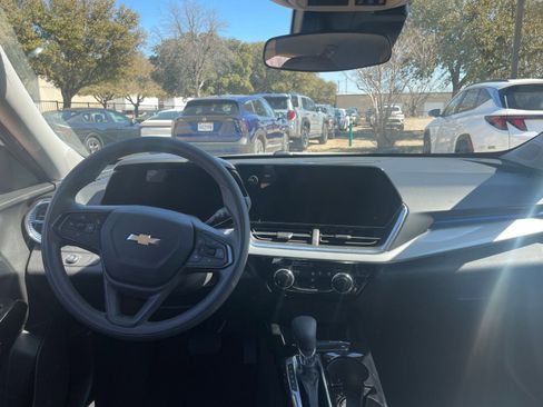 Used 2025 Chevrolet Trax LT image 36