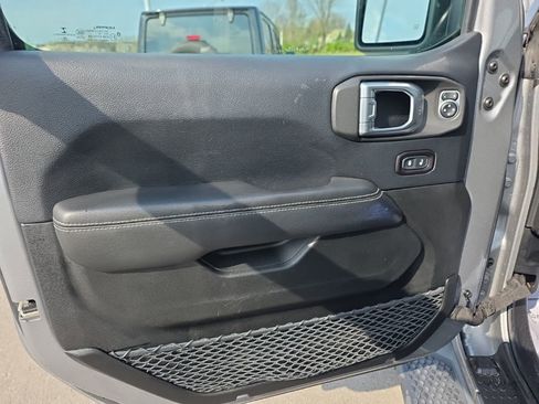 Used 2019 Jeep Wrangler Unlimited Sahara image 14