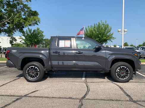 Used 2025 Toyota Tacoma TRD Sport AWD/4WD image 3