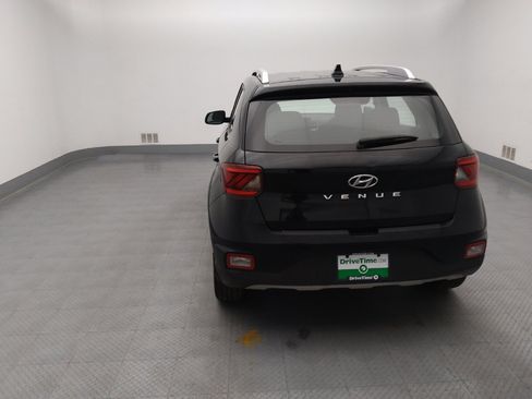 Used 2022 Hyundai Venue SEL FWD image 6