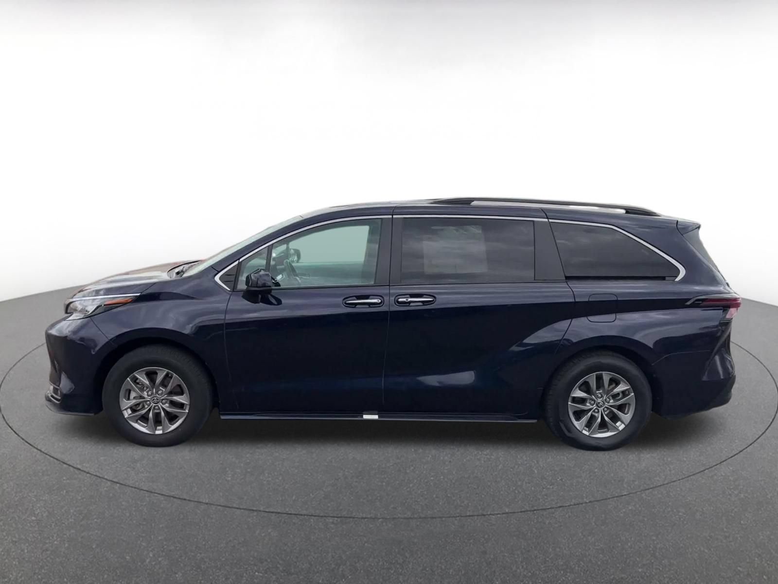 Used 2025 Toyota Sienna XLE FWD image 8