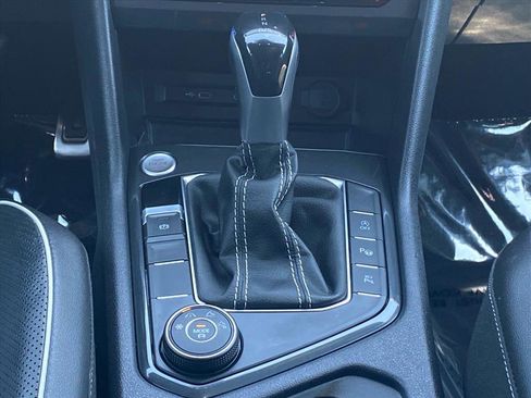 Certified 2022 Volkswagen Tiguan SEL R-Line AWD/4WD image 11
