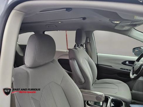 Used 2020 Chrysler Pacifica Touring w/ Advanced Safetytec Group FWD image 16