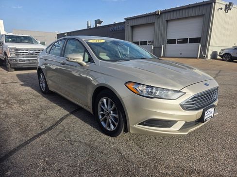 Used 2017 Ford Fusion SE FWD image 2