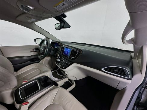 Used 2017 Chrysler Pacifica Touring-L Plus image 29