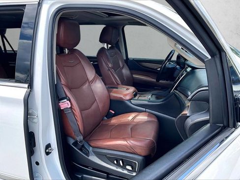Used 2017 Cadillac Escalade ESV Luxury RWD image 9