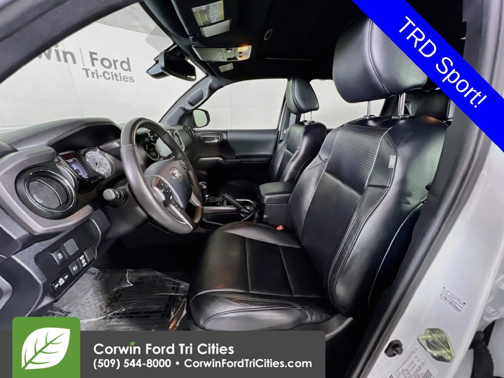 Used 2020 Toyota Tacoma TRD Sport w/ TRD Premium Sport Package AWD/4WD image 23