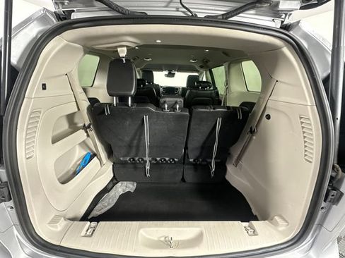 Certified 2024 Chrysler Pacifica Touring-L FWD image 9