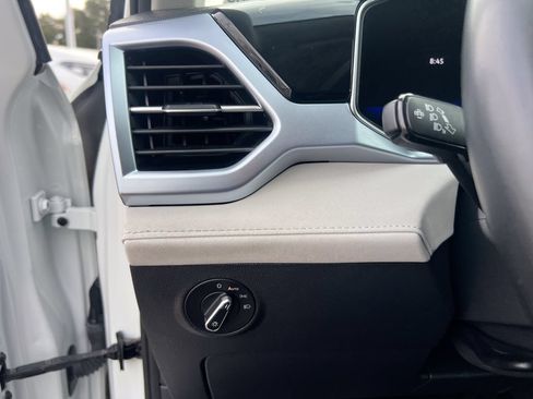 Used 2025 Volkswagen Taos SE FWD image 19