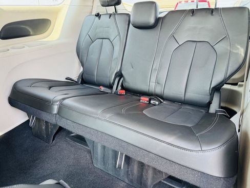Used 2023 Chrysler Pacifica Touring-L FWD image 29