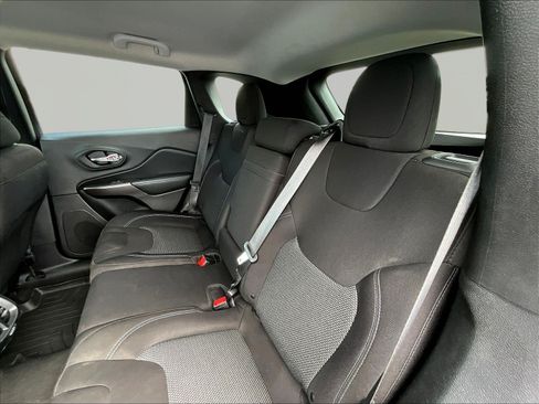 Used 2019 Jeep Cherokee Latitude w/ Popular Appearance Group FWD image 22