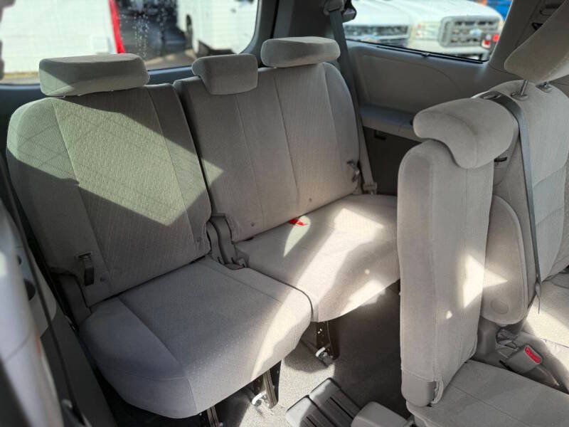 Used 2019 Toyota Sienna LE FWD image 24
