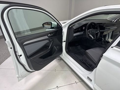 Used 2025 Volkswagen Jetta SE w/ Black Wheel Package image 8