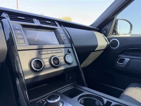 Used 2017 Land Rover Discovery SE image 23