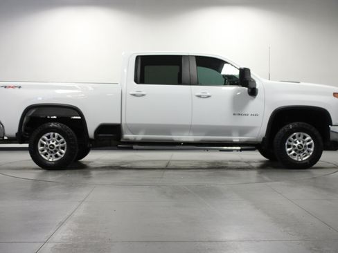 Used 2022 Chevrolet Silverado 2500 LT AWD/4WD image 3