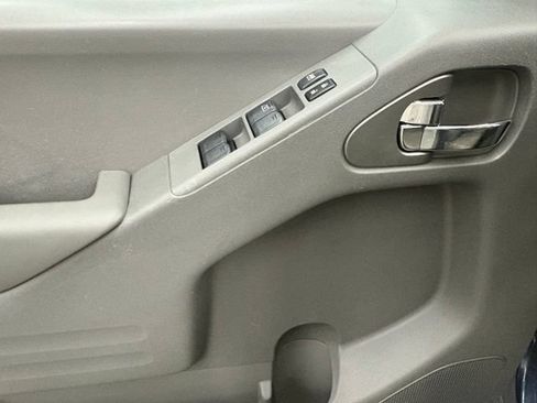 Used 2015 Nissan Frontier SV RWD image 11