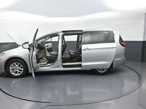 Used 2023 Chrysler Pacifica Touring-L FWD image 33