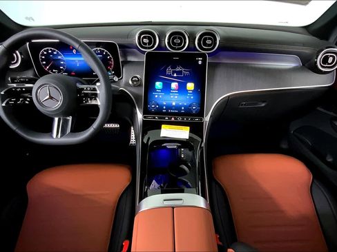 Used 2025 Mercedes-Benz GLC 300 4MATIC image 8