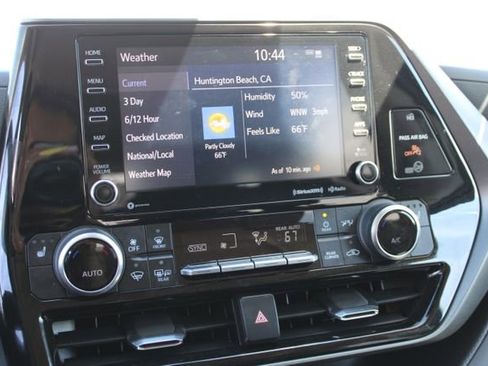 Used 2022 Toyota Highlander XLE AWD/4WD image 31