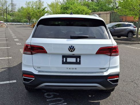 Used 2023 Volkswagen Taos SE w/ Panoramic Sunroof Package image 5