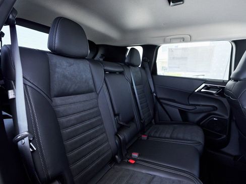 Used 2025 Mitsubishi Outlander SE image 28