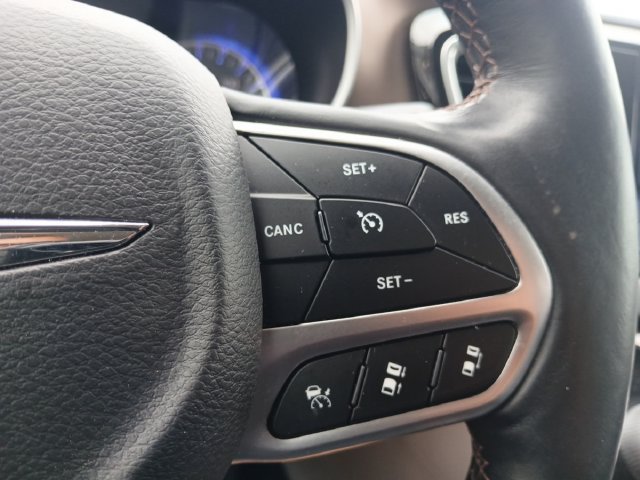 Used 2017 Chrysler Pacifica Touring-L Plus FWD image 9