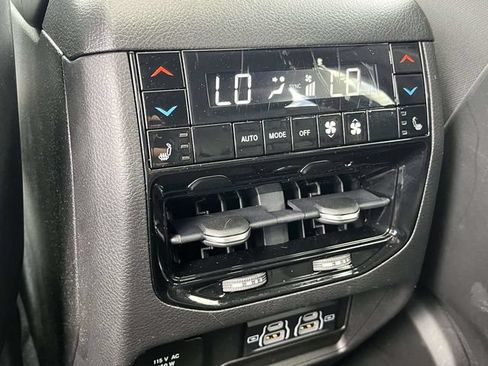 Used 2022 Jeep Grand Cherokee Overland w/ Luxury Tech Group IV AWD/4WD image 20