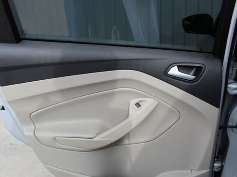 Used 2019 Ford Escape SE image 16