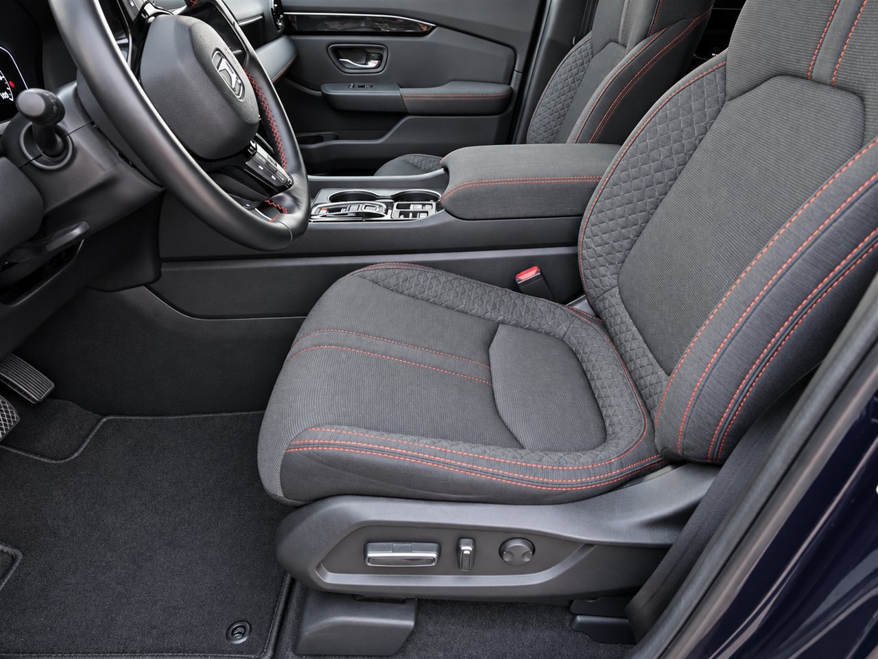 Used 2025 Honda Pilot Sport image 13