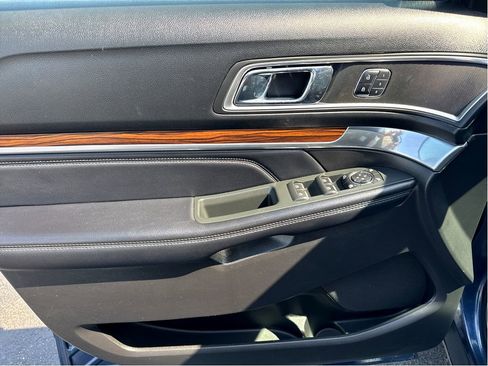 Used 2017 Ford Explorer Limited image 12