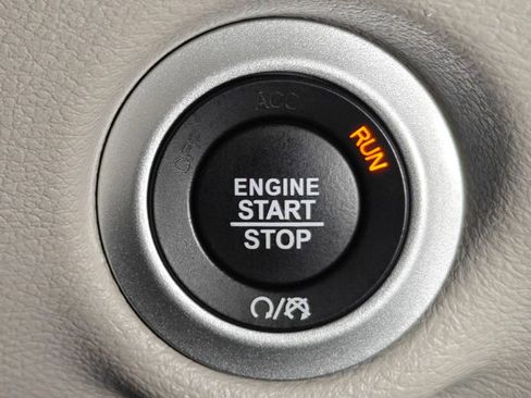 Used 2024 Chrysler Pacifica Touring-L FWD image 10