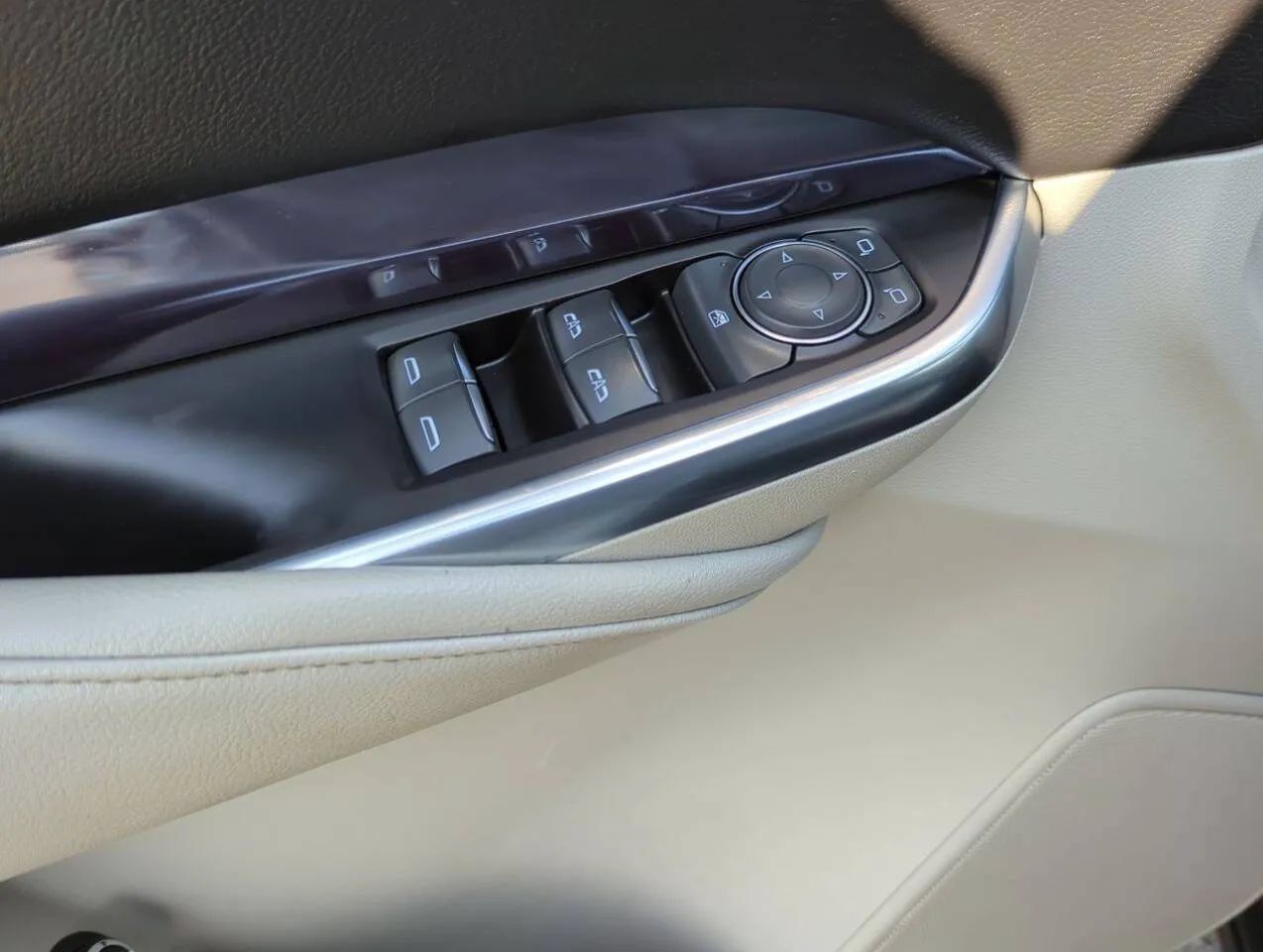 Used 2023 Cadillac XT4 Luxury w/ Cold Weather Package AWD/4WD image 12