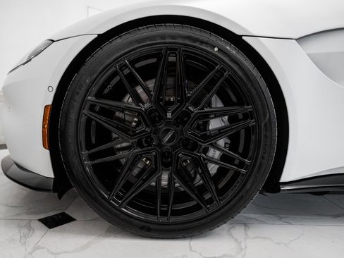 Used 2023 Aston Martin V8 Vantage Roadster image 4