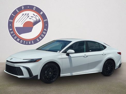 Used 2026 Toyota Camry SE w/ Convenience Package FWD image 2