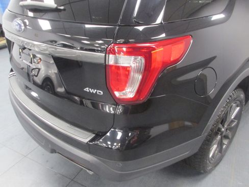 Used 2018 Ford Explorer XLT w/ Equipment Group 202A AWD/4WD image 9