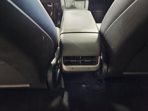 Used 2022 Tesla Model Y Long Range image 24