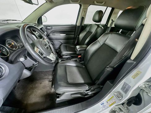 Used 2017 Jeep Compass Latitude FWD image 13