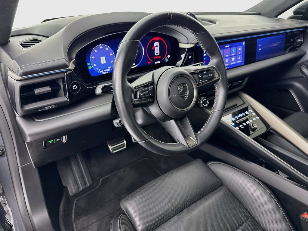 Certified 2025 Porsche Macan Turbo Electric AWD/4WD image 4
