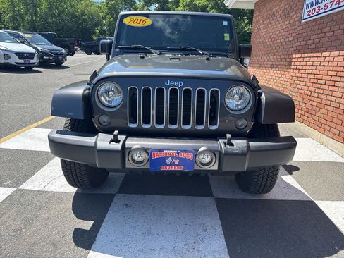 Used 2016 Jeep Wrangler Unlimited Sahara w/ Dual Top Group AWD/4WD image 6