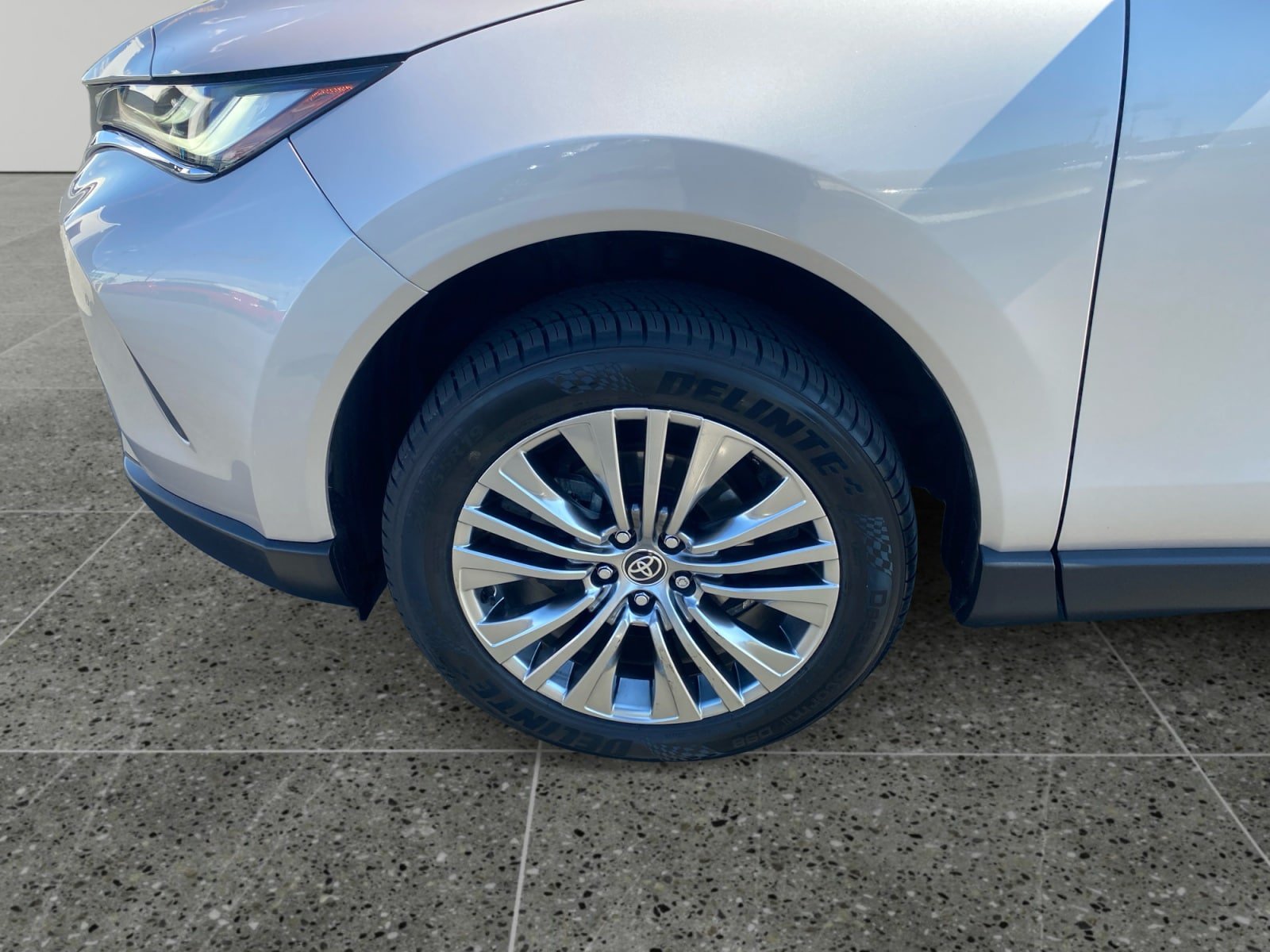 Used 2024 Toyota Venza XLE AWD/4WD image 14