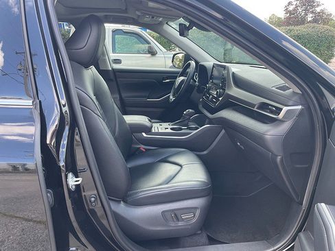 Used 2021 Toyota Highlander XLE image 29