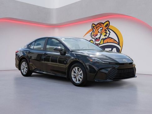 Used 2026 Toyota Camry LE w/ Convenience Package image 3