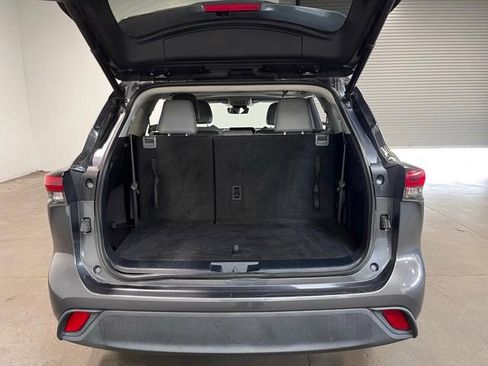 Used 2021 Toyota Highlander XLE FWD image 16