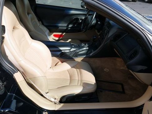 Used 2001 Chevrolet Corvette Convertible w/ Preferred Equipment Group1 image 18