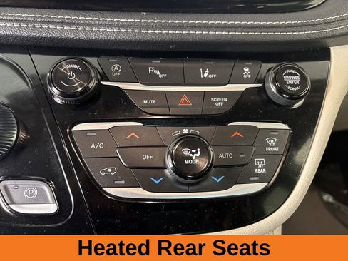 Used 2024 Chrysler Pacifica Limited image 17