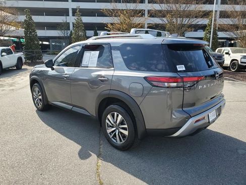 Certified 2025 Nissan Pathfinder SL image 6