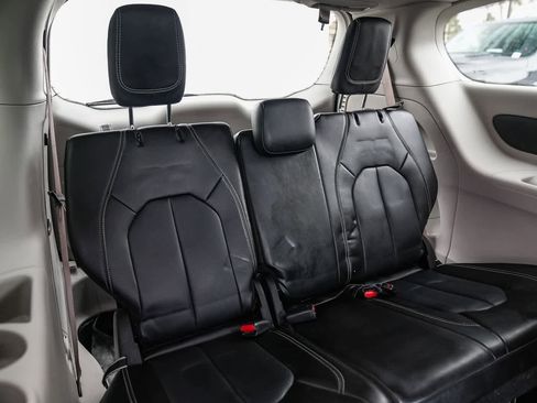 Used 2024 Chrysler Pacifica Touring-L image 17