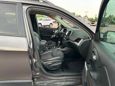 Used 2018 Jeep Cherokee Trailhawk AWD/4WD image 28