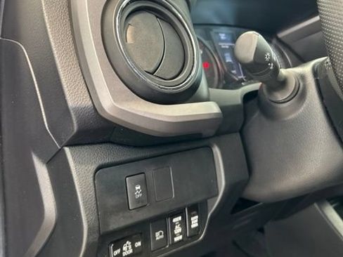 Used 2022 Toyota Tacoma TRD Off-Road AWD/4WD image 8