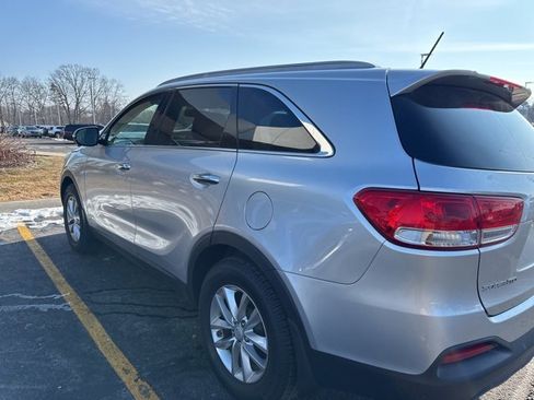 Used 2016 Kia Sorento LX image 3